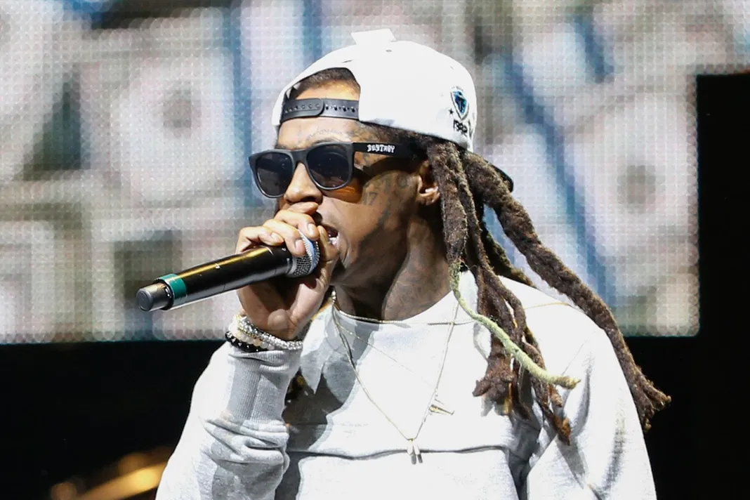 Lil Wayne stops concert to chastise crowd after bottle is thrown onstage1800 x 1200