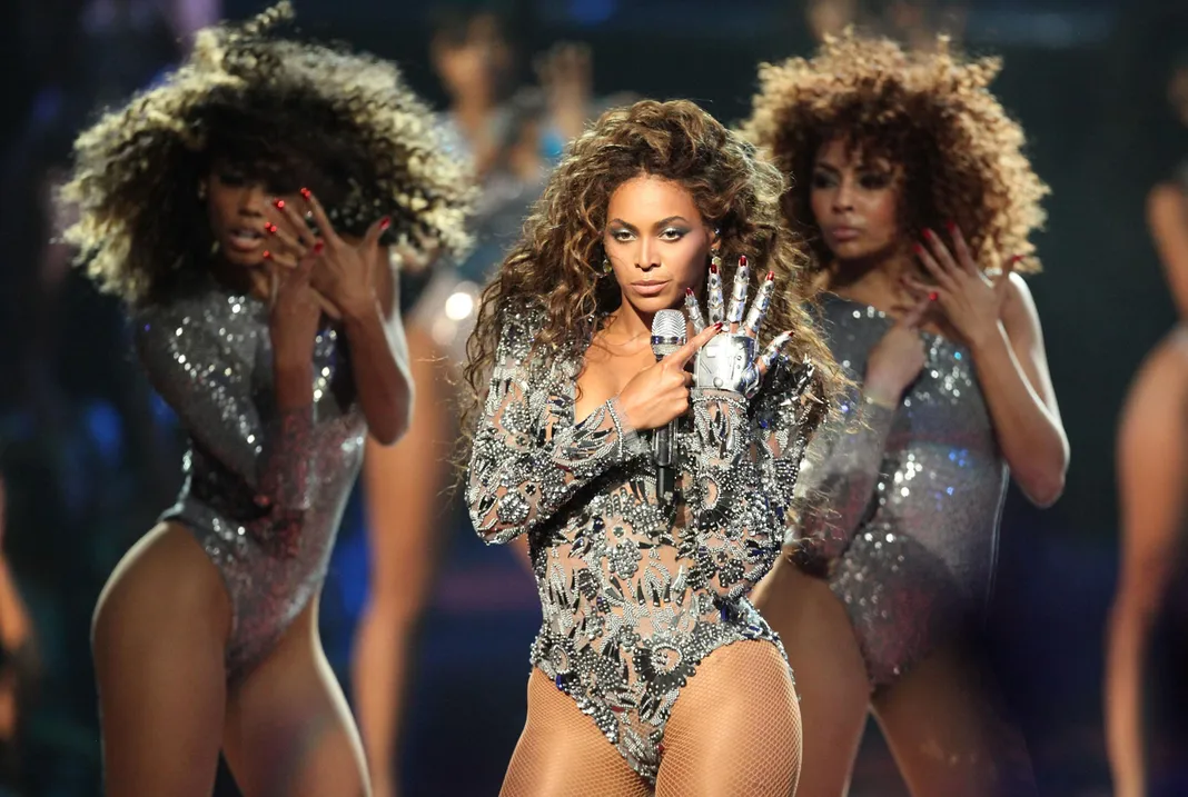 18 Embarrassing Dance Crazes Of The 2000s We All Did Still Do