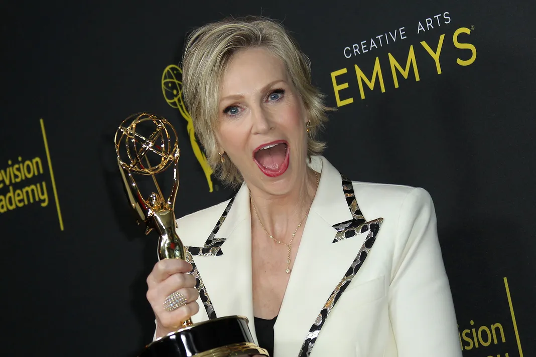 Jane lynch, holding her Emmy